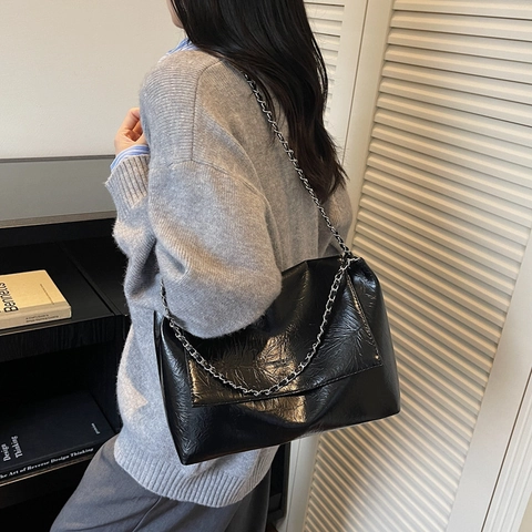 Sac à Bandoulière en Cuir PU Plissé Brillant Tendance Sac Fourre-tout Carré Grande Capacité Avec Bandoulières Chaîne Argentée Femmes