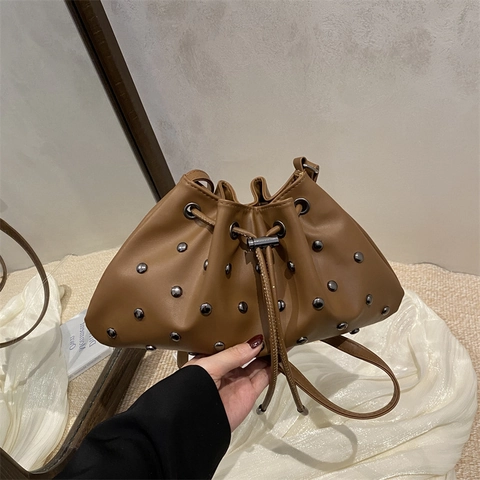Damen Beuteltasche Mit Nieten Weiches PU-Leder Kordelzug Motorrad-Stil Umhängetasche Punk Retro Tägliche Handtasche