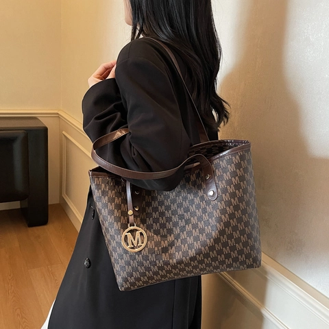 Vintage Damen PU Leder Tote Bag Große Kapazität M Buchstaben Monogramm Schultertasche Pendeln Mode Handtasche Mit Metallanhänger