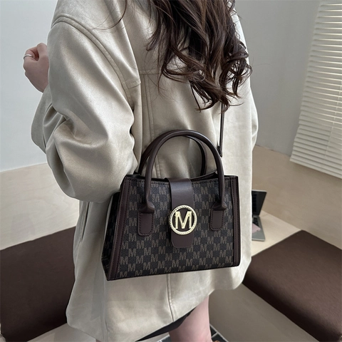Sac Bandoulière Tendance pour Femmes Impression Lettres Monogramme Grande Capacité Sac Fourre-Tout en Cuir Synthétique Luxe Avec Logo M Métal