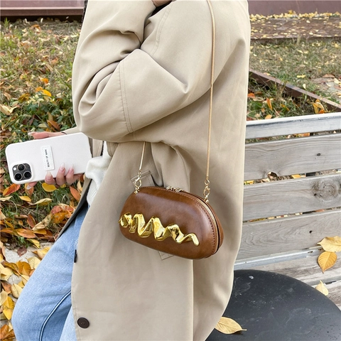 Borsa a Scatola in Pelle PU di Nicchia da Donna Decorazione in Metallo a Onda Dorata Borsa a Tracolla a Catena Street Style