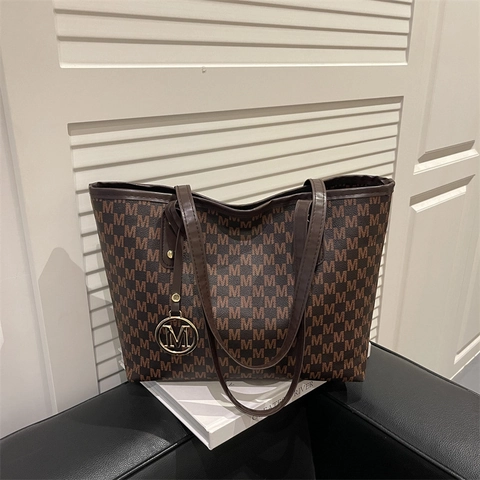 Damen Große Kapazität PU Leder Tote Bag Urban Minimalistisch Buchstaben Monogramm Schultertasche Mit Metallanhänger Reißverschluss