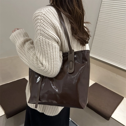 Sac Cabas en Cuir PU Brillant pour Femme Grande Capacité Sac à Épaule Rétro avec Impression de Lettres de Mode