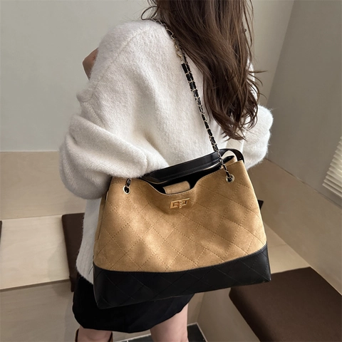 Grote Capaciteit Gewatteerde Ketting Tote Bag Vrouwen Suède Patchwork Crossbody Tas Retro Forenzen Schoudertas Met Ketting