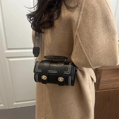 Sac Bandoulière Cylindrique Rétro en Cuir PU pour Femmes Décoration de Rivets Large Bandoulière Ethnique Avec Pendentif