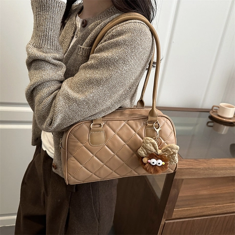 Sac à Épaule Matelassé Losange Femme en Cuir PU Boston Tote Bag Avec Pendentif Monstre en Peluche Style Coréen Sac