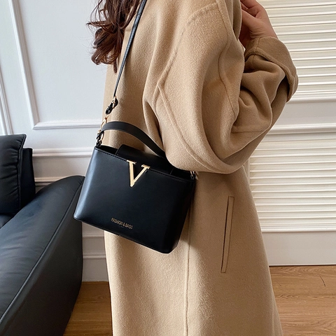 Bolso de Mano Cuadrado de Moda para Mujer en Cuero PU Bolso Bandolera Simple Versátil Con Decoración de Metal Color Sólido