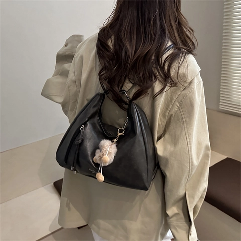 Borsa a Tracolla da Donna Vintage in Pelle Sintetica Hobo Bag di Grande Capacità Con Ciondolo in Peluche Nappina Borsa Sottobraccio alla Moda