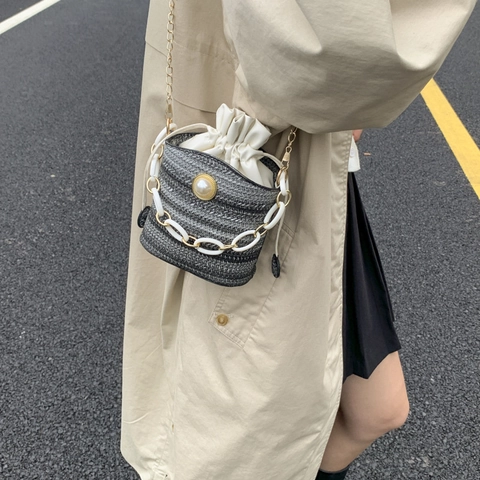 Women Fashion Woven Bucket Bag Artificial Pearl Rhinestone Decor Shoulder Crossbody Bag With Chain Strap Vacation Travel Handbag