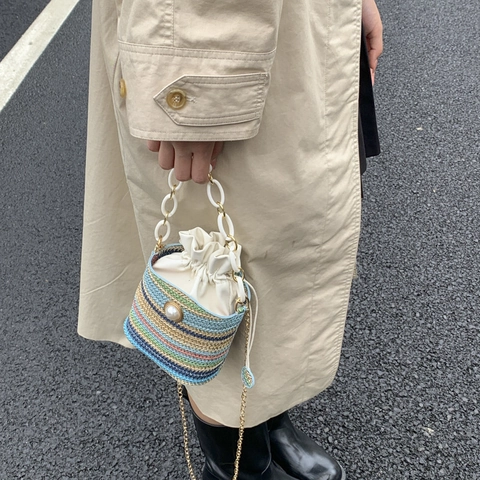 Women Fashion Woven Bucket Bag Artificial Pearl Rhinestone Decor Shoulder Crossbody Bag With Chain Strap Vacation Travel Handbag