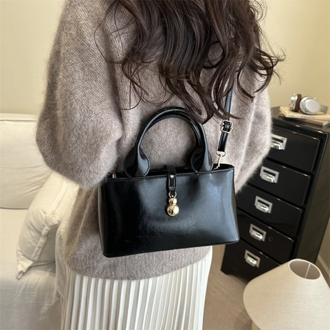 Women Fashion Glossy Synthetic Leather Shoulder Bag Large Capacity Tote Crossbody Bag With Gold Pendant Solid Color Purse
