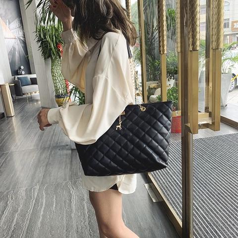 Bolso de Hombro Acolchado con Cadena para Mujer Gran Capacidad Bolso Tote de Cuero PU con Colgante de Ciervo Retro Diario