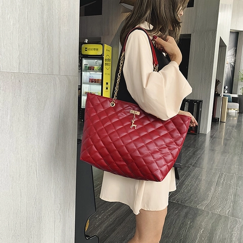 Sac à Épaule Matelassé avec Chaîne pour Femme Grand Sac Cabas en Cuir PU avec Pendentif Cerf Sac à Main Rétro Quotidien