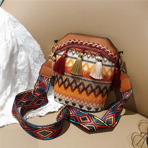 Dames Etnische Boheemse Geweven Bucket Bag met Kwastjes PU Leer Geometrisch Patroon Brede Riem Schoudertas Mode Handtas