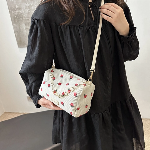 Borsa a Tracolla in Velluto a Coste con Stampa Fragola e Catena a Fiori Tracolla Regolabile Borsa Versatile per Donna Studenti
