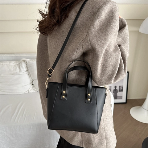 Borsa a Secchiello Vintage in Pelle PU Donna Minimalista Pendolare a Spalla Con Rivetti Dorati Borsa alla Moda Piccola