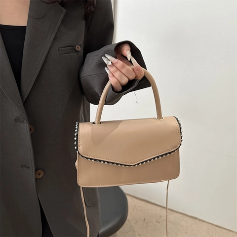 Dames Schoudertas Crossbodytas Vintage Klinknagels PU Leer Retro Flap Eenvoudige Veelzijdige Kleine Vierkante Tas Mode Handtas