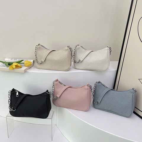 Bolso de Hombro de Cuero PU para Mujer 2025 Moda Decoración de Cadena Simple Casual Color Sólido Bolso Baguette de Uso Diario