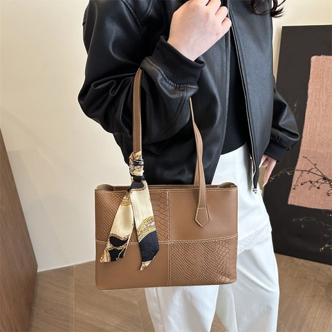 Elegante Borsa Tote Da Donna In Pelle PU Patchwork Grande Capacità Borsa A Spalla Con Foulard Decorativo Borsa A Mano Moda