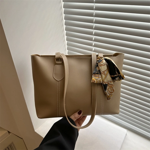 Borsa Tote da Donna in Pelle PU di Grande Capacità Borsa a Tracolla Morbida Minimalista Con Foulard in Raso Decorativo e Cuciture a Contrasto