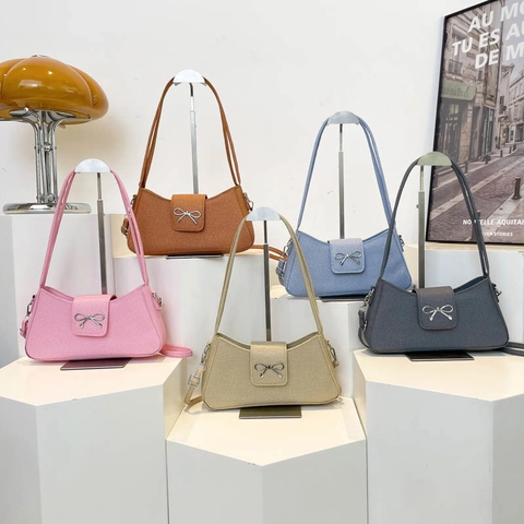 Fashion Women PU Leather Underarm Bag With Metal Bow Buckle Solid Color Baguette Shoulder Bag For Daily Leisure Street Wear