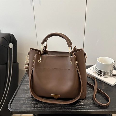 Borsa Tote da Donna Urbana Minimalista in Pelle PU Con Logo in Metallo Triangolare Borsa a Mano Retro a Tracolla