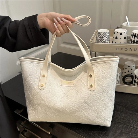 Borsa Tote Grande da Donna in Pelle PU Moda Ricamo Farfalla Rombo Tracolla Pendolare Borsa a Mano con Rivetto