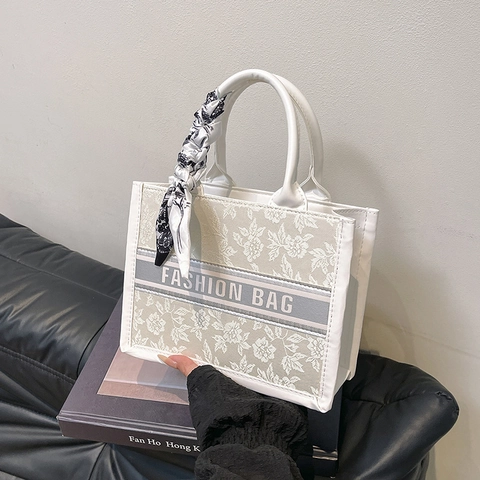 Damen Trendy PU Leder Tote Bag Mit Satin Schal Dekoration Bedruckt Schmetterling Blumen Muster Große Kapazität Schultertasche Mode Handtasche