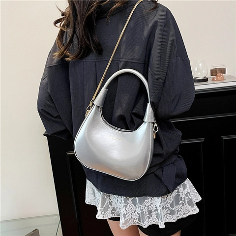 Dames Mode PU Leer Halve Maan Hobo Tas Glanzende Afwerking Schoudertas Met Metalen Ketting Pendelen Handtas
