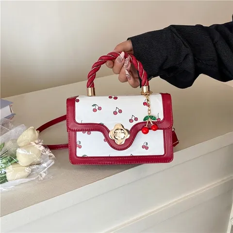 Dames Kersentextuur PU Leer Kleine Vierkante Handtas Zoet Vintage Schoudertas Met Bloemsluiting En Kersenhanger