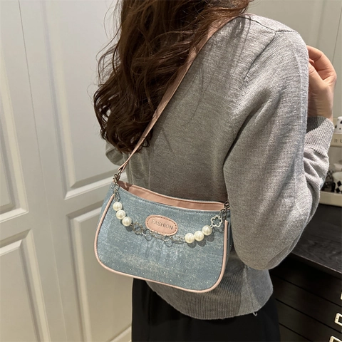 Borsa a Spalla Donna in Texture Denim Moda PU Pelle Rifiniture a Contrasto Borsa Sottobraccio Con Catena in Perla Artificiale