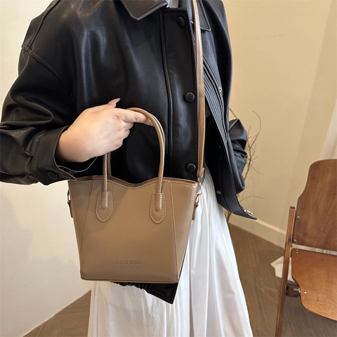 Bolso Cubo de Cuero PU Minimalista para Mujer Bolso de Hombro Cruzado Casual de Moda Con Correa Ajustable Color Sólido Letra