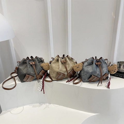 Retro Denim Beuteltasche Damen Kordelzug Schulter Umhängetasche Casual Gespleißte PU Leder Tote Bag Mit Bärenanhänger