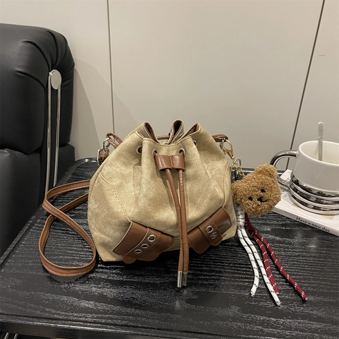 Retro Denim Beuteltasche Damen Kordelzug Schulter Umhängetasche Casual Gespleißte PU Leder Tote Bag Mit Bärenanhänger