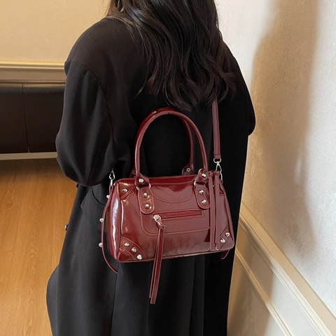 Y2K Nieten Motorrad Boston Tasche Für Damen Retro PU Leder Umhängetasche Mit Quasten Nieten Trendige Handtasche