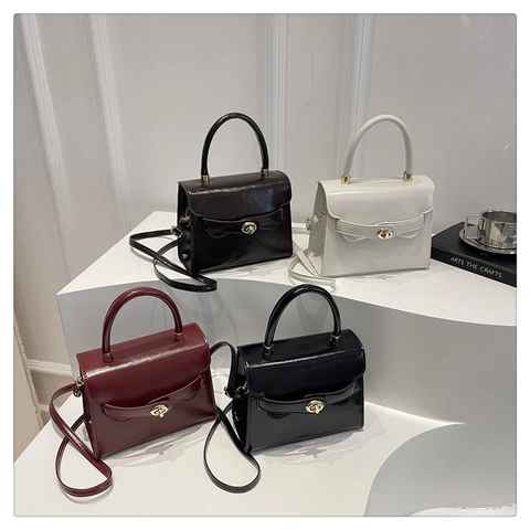 Petit Sac à Main Carré Rétro en Cuir Synthétique pour Femme Sac à Bandoulière à Rabat avec Verrou en Métal et Sangle Réglable