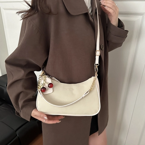Mode Damen Hobo Tasche Halbmond PU Leder Schultertasche Mit Metallkette Und Kirsch-Anhänger Vintage Umhängetasche 2025 Trend