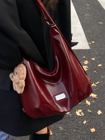 Grande Zaino da Donna in Pelle PU con Finitura Lucida Borsa a Spalla Versatile con Ciondolo in Peluche Borsa da Pendolare