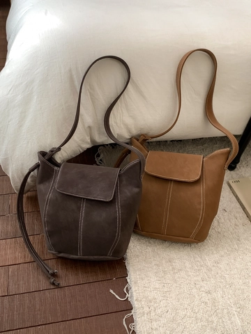 Borsa a Secchiello in Pelle PU Minimalista Donna Cuciture a Contrasto Borsa a Tracolla Retrò Con Portachiavi a Pompon Rimovibile