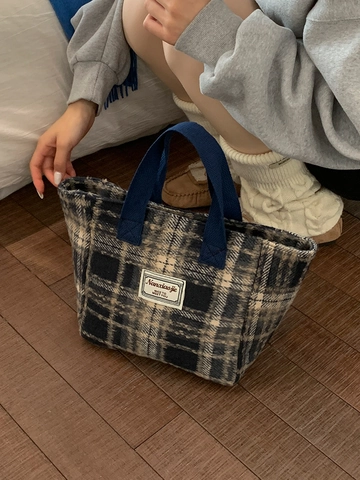 Borsa Tote da Donna Retrò Scozzese in Lana Con Ciondolo in Peluche Autunno Inverno Versatile Casual da Pendolare Borsa a Tracolla di Grande Capacità
