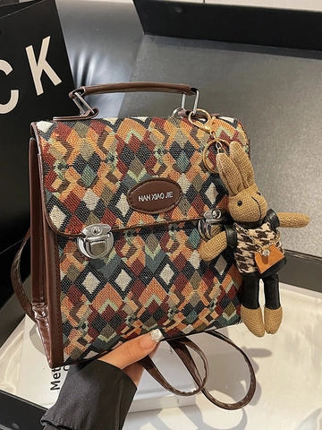 Mini Mochila Vintage con Patrón de Rombos Geométricos para Mujer de Tela de PU Patchwork Bolso Bandolera con Colgante de Conejo