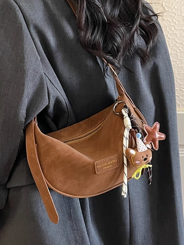 Sac Hobo Demi-lune en Cuir PU pour Femme Simple Décontracté Navette Sac à Épaule Avec Bandoulière Réglable Pendentif Ours