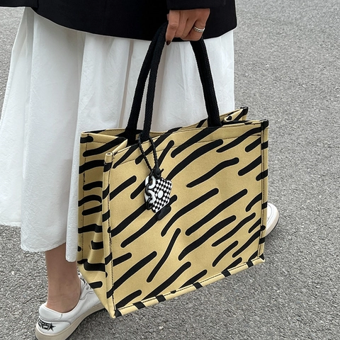 Grote Capaciteit Canvas Zebra Strepen Shopper Voor Dames Mode Schoudertas Voor Pendelen School Met Hanger Decor