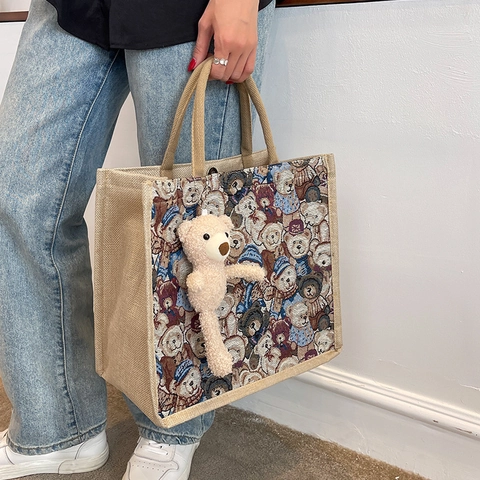 Dames Grote Capaciteit Katoen Linnen Tote Bag Vintage Jacquard Beer Patroon Casual Schoudertas Met Schattige Pluche Hanger Mode Handtas