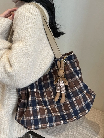 Große Kapazität Wollstoff Kariert Tote Bag Für Damen Winter Plaid Umhängetasche Student Pendler Tasche Mit Plüsch Anhänger