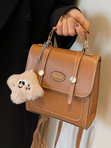 Mochila Pequeña de Cuero PU Vintage para Mujer Costuras de Contraste Hebilla Magnética Bolso Escolar con Colgante de Peluche
