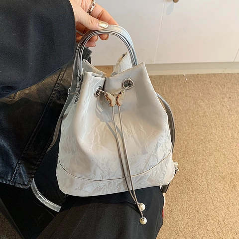 Mochila de Cubo Plisada de Moda para Mujer Hebilla de Mariposa Cordón Bolso de Hombro Con Colgantes de Perlas Artificiales PU