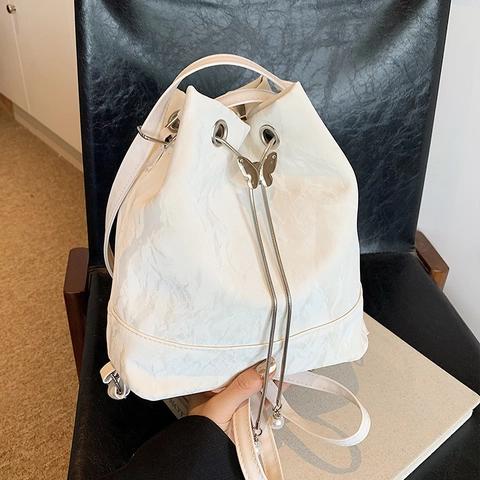 Mochila de Cubo Plisada de Moda para Mujer Hebilla de Mariposa Cordón Bolso de Hombro Con Colgantes de Perlas Artificiales PU