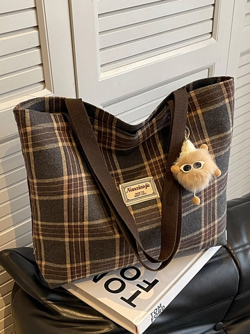 Borsa Tote in Tela Plaid Stile Britannico Vintage per Donna Borsa a Tracolla Scolastica Grande Capacità Con Simpatico Ciondolo in Peluche