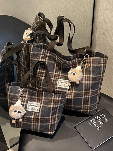 Borsa Tote in Tela Plaid Stile Britannico Vintage per Donna Borsa a Tracolla Scolastica Grande Capacità Con Simpatico Ciondolo in Peluche
